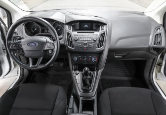 Подержанный автомобиль Ford Focus Hatchback 2016 года (14 фото)