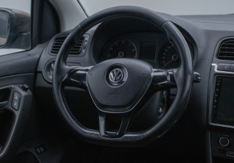 Подержанный автомобиль Volkswagen Polo Sedan 2017 года (15 фото)