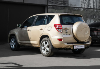 Подержанный автомобиль Toyota RAV4 2010 года (6 фото)