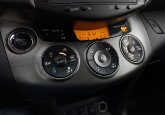 Подержанный автомобиль Toyota RAV4 2012 года (27 фото)