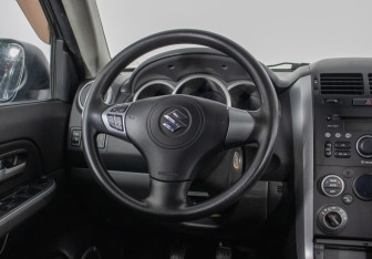 Подержанный автомобиль Suzuki Grand Vitara 2009 года (15 фото)