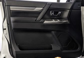 Подержанный автомобиль Mitsubishi Pajero 2015 года (19 фото)