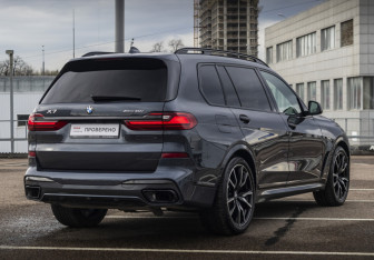 Подержанный автомобиль BMW X7 2021 года (7 фото)