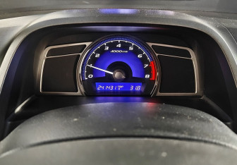 Подержанный автомобиль Honda Civic Sedan 2007 года (12 фото)