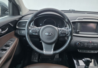 Подержанный автомобиль Kia Sorento 2017 года (12 фото)