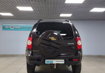 Подержанный автомобиль Chevrolet Niva 2010 года (6 фото)