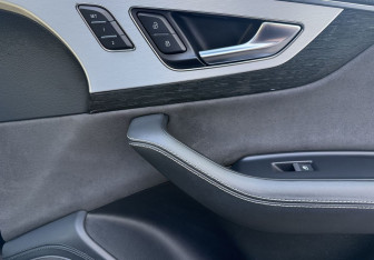 Подержанный автомобиль Audi Q7 2015 года (13 фото)