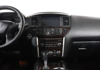 Подержанный автомобиль Nissan Pathfinder 2015 года (14 фото)