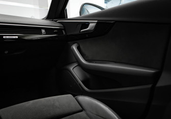 Подержанный автомобиль Audi A4 Sedan 2017 года (23 фото)