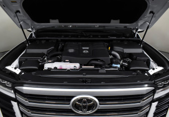 Подержанный автомобиль Toyota Land Cruiser Suv 2021 года (8 фото)