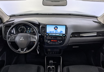 Подержанный автомобиль Mitsubishi Outlander 2019 года (14 фото)