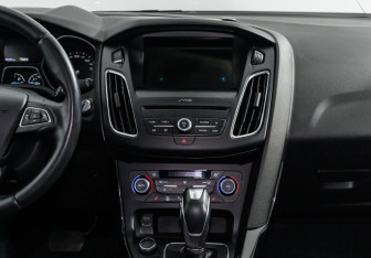 Подержанный автомобиль Ford Focus Hatchback 2017 года (8 фото)