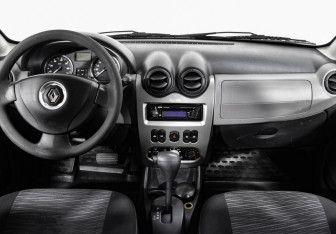 Подержанный автомобиль Renault Sandero 2010 года (15 фото)