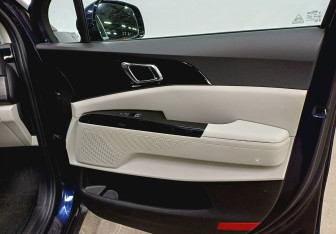 Подержанный автомобиль Kia Carnival 2021 года (23 фото)