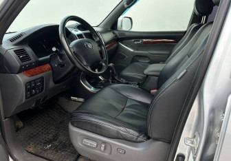 Подержанный автомобиль Toyota Land Cruiser Prado 2003 года (9 фото)