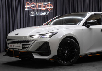 Подержанный автомобиль Changan UNI-V 2023 года (26 фото)