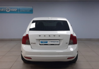 Подержанный автомобиль Volvo S40 2012 года (6 фото)
