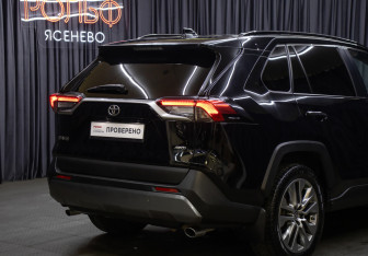 Подержанный автомобиль Toyota RAV4 2020 года (23 фото)