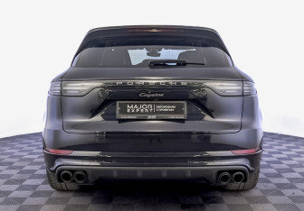 Подержанный автомобиль Porsche Cayenne 2023 года (6 фото)