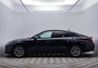 Подержанный автомобиль Hyundai Sonata 2021 года (2 фото)