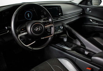 Подержанный автомобиль Hyundai Elantra Sedan 2021 года (7 фото)