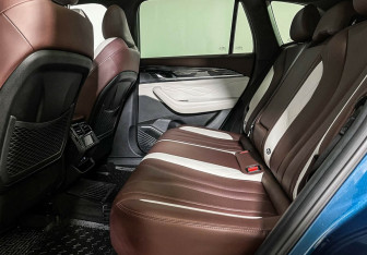 Подержанный автомобиль Geely Monjaro 2023 года (19 фото)