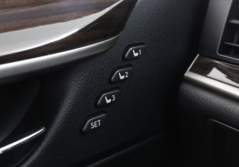 Подержанный автомобиль Lexus ES 2015 года (15 фото)