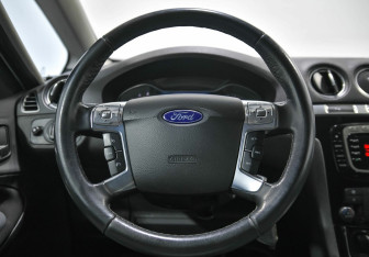 Подержанный автомобиль Ford S-MAX 2013 года (6 фото)