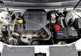 Подержанный автомобиль Renault Sandero 2017 года (11 фото)