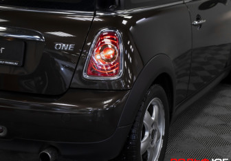 Подержанный автомобиль MINI Hatch 2011 года (23 фото)