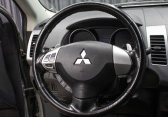 Подержанный автомобиль Mitsubishi Outlander 2011 года (17 фото)