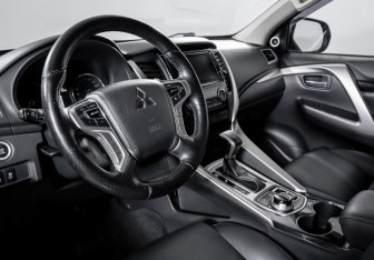 Подержанный автомобиль Mitsubishi Pajero Sport 2017 года (14 фото)