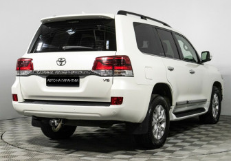 Подержанный автомобиль Toyota Land Cruiser Suv 2015 года (3 фото)
