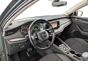 Подержанный автомобиль Skoda Octavia Liftback 2021 года (16 фото)