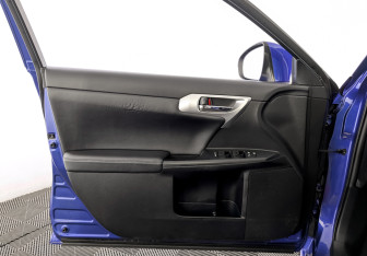 Подержанный автомобиль Lexus CT 2013 года (19 фото)