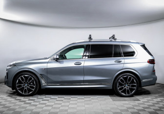 Подержанный автомобиль BMW X7 2024 года (8 фото)
