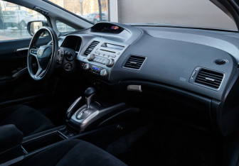 Подержанный автомобиль Honda Civic Sedan 2008 года (9 фото)