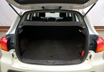 Подержанный автомобиль Mitsubishi ASX 2012 года (10 фото)