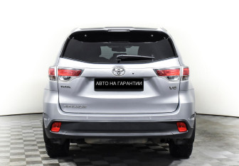 Подержанный автомобиль Toyota Highlander 2014 года (6 фото)