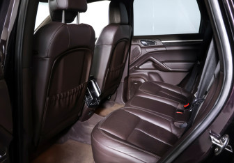 Подержанный автомобиль Porsche Cayenne 2012 года (12 фото)