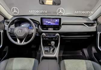 Подержанный автомобиль Toyota RAV4 2025 года (14 фото)