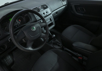 Подержанный автомобиль Skoda Fabia Hatchback 2010 года (7 фото)