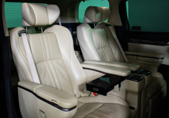 Подержанный автомобиль Toyota Alphard 2021 года (13 фото)