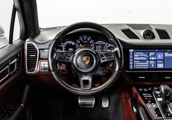 Подержанный автомобиль Porsche Cayenne 2018 года (18 фото)