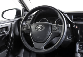 Подержанный автомобиль Toyota Corolla Sedan 2017 года (11 фото)