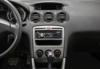 Подержанный автомобиль Peugeot 308 Hatchback 2011 года (15 фото)