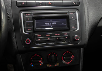 Подержанный автомобиль Volkswagen Polo Sedan 2015 года (18 фото)