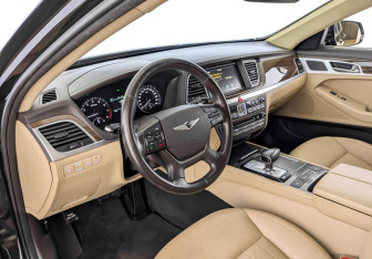 Подержанный автомобиль Genesis G80 2017 года (16 фото)