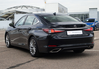 Подержанный автомобиль Lexus ES 2021 года (7 фото)
