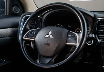 Подержанный автомобиль Mitsubishi Outlander 2012 года (14 фото)